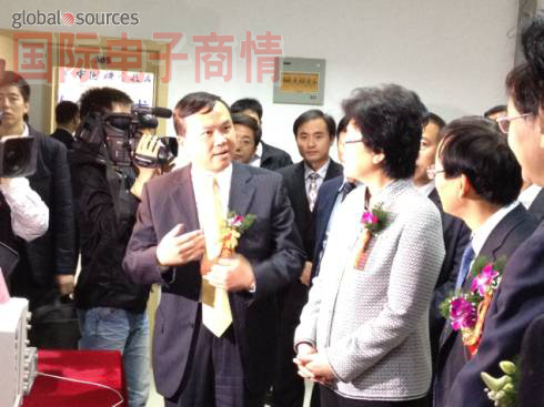 揭牌儀式當(dāng)天，嚴(yán)中毅向省長李斌，中科院副院長陰和俊，中科大校長侯建國等領(lǐng)導(dǎo)專家介紹安捷倫公司及聯(lián)合實(shí)驗(yàn)室相關(guān)情況