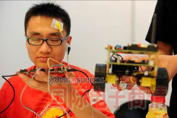 學(xué)生展示設(shè)計(jì)作品，用腦電波控制外部設(shè)備——基于FPGA的情緒檢測程序與相關(guān)智能寵物的開發(fā)
